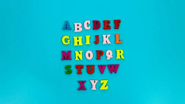 Selektywne Skupienie Liter Alfabetu Odizolowanych Niebieskim Tle — Zdjęcie stockowe