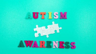 Otizmin seçici odak noktası ve izole edilmiş mavi arkaplanı olan üç parça bulmaca