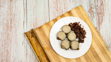 Glutinous pirincin seçici odak noktası bambu tarlasında sarılır ve açık ateşte pişirilir veya malaylarda 