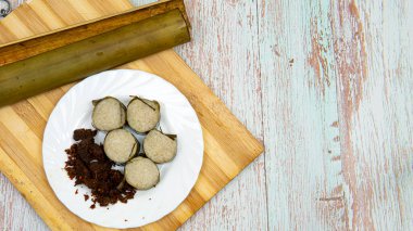 Glutinous pirincin seçici odak noktası bambu tarlasında sarılır ve açık ateşte pişirilir veya malaylarda 