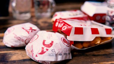 Rawang, Selangor, Malezya, 5 Haziran 2021 - Kentucky Fried Chicken (KFC) restoranı. KFC, kızarmış tavuk üzerine uzmanlaşmış bir fast food restoran zinciri..