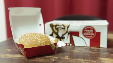 Rawang, Selangor, Malezya, 5 Haziran 2021 - Kentucky Fried Chicken (KFC) restoranı. KFC, kızarmış tavuk üzerine uzmanlaşmış bir fast food restoran zinciri..