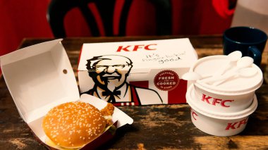 Rawang, Selangor, Malezya, 5 Haziran 2021 - Kentucky Fried Chicken (KFC) restoranı. KFC, kızarmış tavuk üzerine uzmanlaşmış bir fast food restoran zinciri..