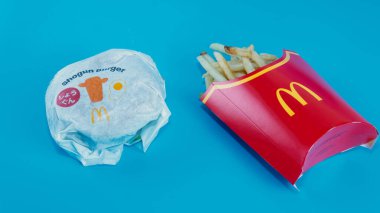Rawang, Selangor, Malezya, 13 Haziran 2021 Shogun Burger olarak bilinen McDonald 's' ın en yeni hamburgerinin seçici odak noktası. McDonald 's Corporation dünyanın en büyük fast food restoranıdır..