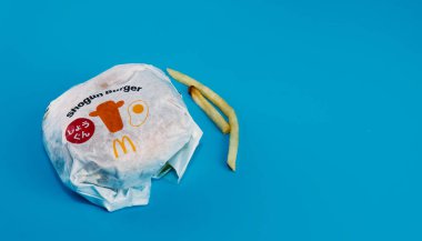 Rawang, Selangor, Malezya, 13 Haziran 2021 Shogun Burger olarak bilinen McDonald 's' ın en yeni hamburgerinin seçici odak noktası. McDonald 's Corporation dünyanın en büyük fast food restoranıdır..