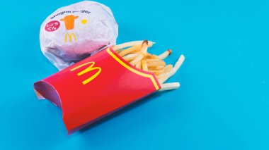 Rawang, Selangor, Malezya, 13 Haziran 2021 Shogun Burger olarak bilinen McDonald 's' ın en yeni hamburgerinin seçici odak noktası. McDonald 's Corporation dünyanın en büyük fast food restoranıdır..