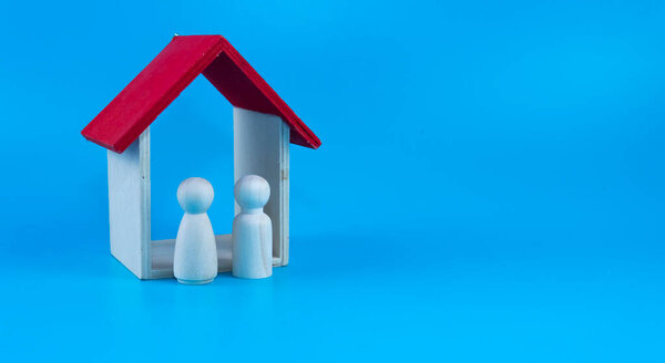 инвестиции в недвижимость, финансовое планирование жилищной ипотеки и концепция рефинансирования недвижимости. Избирательное внимание к игрушечному дому и паре деревянных дол