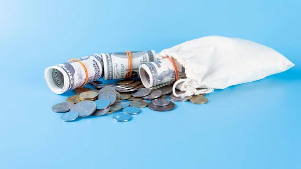 Salvando Conceito Foco Seletivo Dinheiro Moedas Isoladas Fundo Azul — Fotografia de Stock