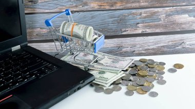 Alışveriş İndirimi Konsepti. Alışveriş arabası, sahte para ve madeni paralara odaklan..