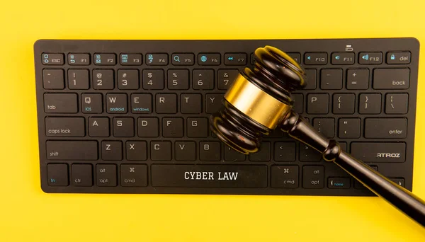 Focus Selettivo Sul Martelletto Tastiera Mouse Con Testo Cyber Law — Foto Stock