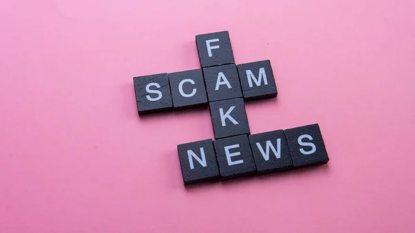 Eine Gruppe Von Scrable Fliesen Bilden Word Scam Fake News — Stockfoto