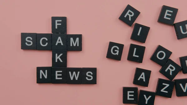 Eine Gruppe Von Scrable Fliesen Bilden Word Scam Fake News — Stockfoto