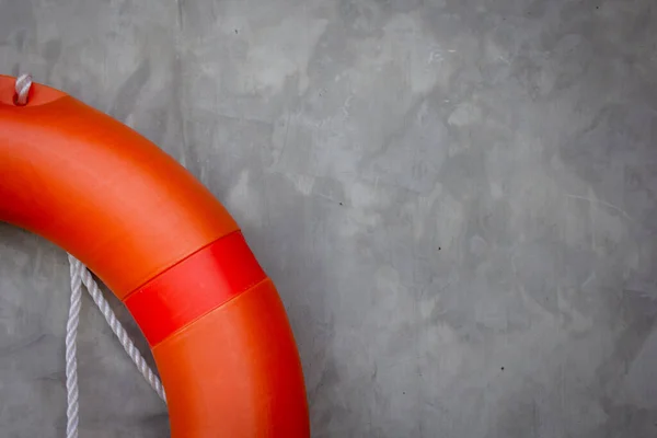 Çatı katı ve kurtarma çemberi turizm, tatil ve güvenlik için ideal bir arka plan. Metin eklemek için bir alan var.