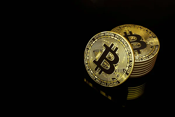 Altın Bitcoin, BTC Kripto Para Birimi 'ni izole etti. Borsa Konsepti. İş konsepti, arka plan 3B işlemeli bitcoin