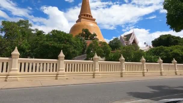 La estupa más grande de Tailandia nombre "Phra Pathom Chedi". Nakhon Pathom, Tailandia — Vídeo de stock
