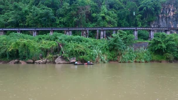 Ölüm Demiryolu Kanchanaburi Tayland 'daki Kwai Nehri Köprüsü' nde inanılmaz bir tren.. — Stok video