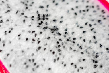 Güzel taze doğranmış beyaz ejderha meyvesi yakından zoom tohumu