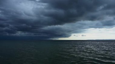 Yağan yağmur bulutları ve düşen yağmur kısa şarjörleri