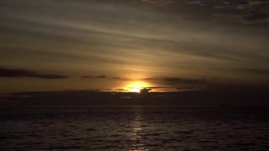 Günbatımında ya da gündoğumunda inanılmaz doğa ışığı bulutlu gökyüzü ve renkli bulutlar hareket ediyor.