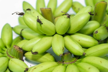 Beyaz arka planda izole edilmiş yeşil kadın muzları taze meyve