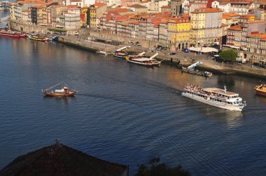 Portekiz, Porto 'daki Douro nehrinde bir tekne.
