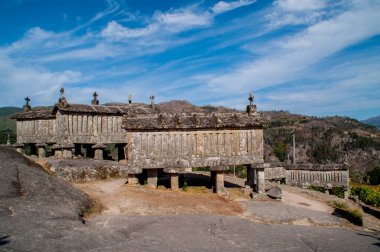Portekiz 'in kuzeyinde Soajo yakınlarında tipik granit ambarı..
