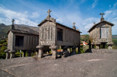 Portekiz 'in kuzeyinde Soajo yakınlarında tipik granit ambarı..
