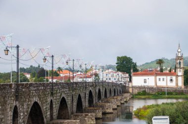 Portekiz 'in Ponte de Lima kentindeki ortaçağ köprüsü..
