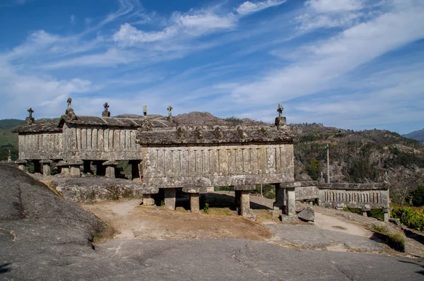 Portekiz 'in kuzeyinde Soajo yakınlarında tipik granit ambarı..