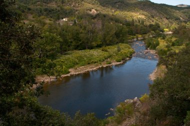 Fransa Eyrieux nehrinin manzarası.