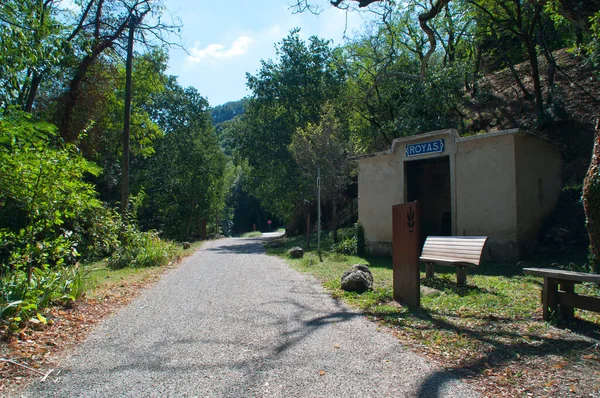 Fransa 'nın Royas köyü yakınlarında terk edilmiş bir tren durağı..
