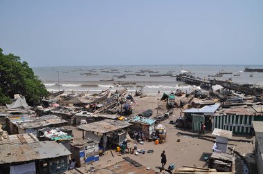 Accra, Gana sahilinde küçük evler ve kulübeler..