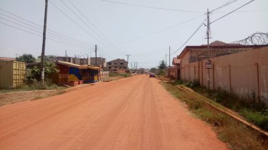 Accra, Gana 'da bir yerde kumlu bir yol..