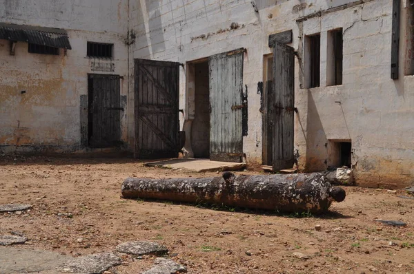 가나의 아크라에 요새에 버려진 감옥에 — 스톡 사진