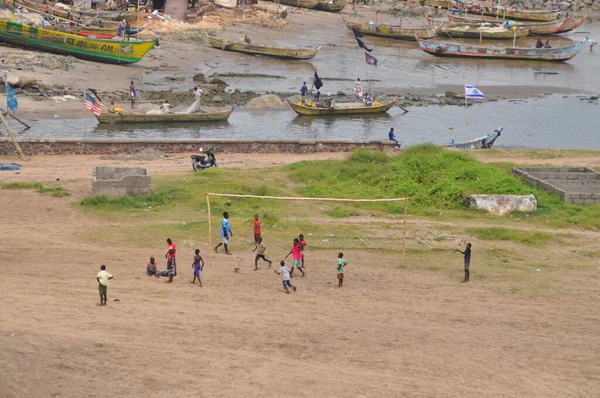 Een Voetbalveld Met Doelpunten Een Droog Veld Afrika Bij Zee — Stockfoto
