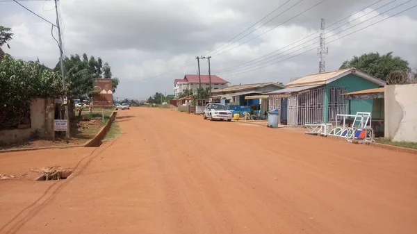 Accra, Gana 'da bir yerde kumlu bir yol..