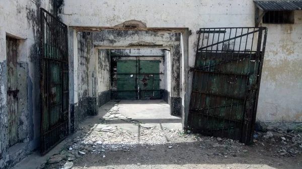 Accra, Gana 'daki eski Ussher Kalesi' nde terk edilmiş bir hapishanenin kapısı..
