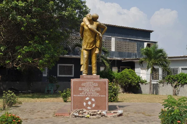 Kardeşimin Gardiyanı, Accra, Gana 'daki Accra Spor Stadyumu yakınlarında bir anıt heykeli..