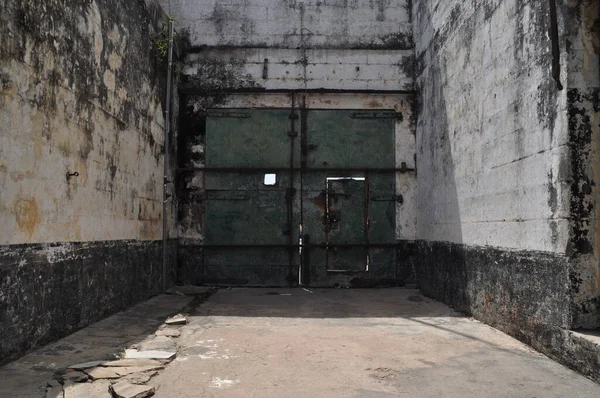 ガーナのアクラにある旧ユーザー砦の放棄された刑務所の門 — ストック写真