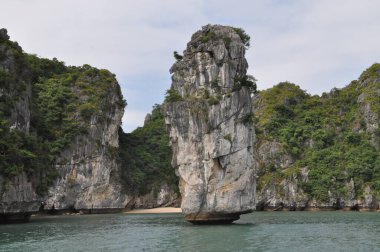 Vietnam, Ha Long Körfezi 'ndeki küçük adalar.
