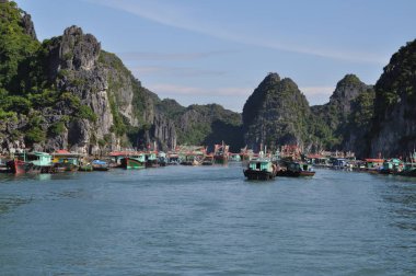 Vietnam, Ha Long Körfezi 'nde yüzen köy..
