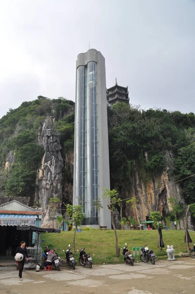 Elevador Moderno Nas Montanhas Mármore Perto Hang Vietnã — Fotografia de Stock
