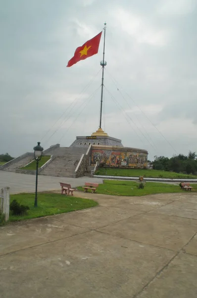 Velký Vlajkový Stožár Vietnamskou Vlajkou Poblíž Bývalého Dmz Vietnamu — Stock fotografie