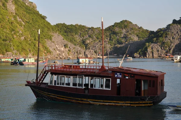 Barca Lângă Insula Cat Din Long Bay Vietnam — Fotografie, imagine de stoc