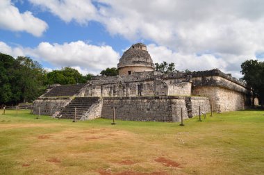 Chichen Itza arkeoloji sahasında gözlemevi, Meksika.