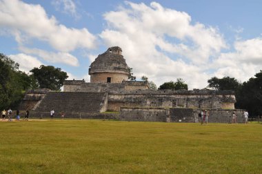 Chichen Itza arkeoloji sahasında gözlemevi, Meksika.
