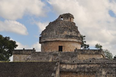 Chichen Itza arkeoloji sahasında gözlemevi, Meksika.