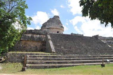 Chichen Itza arkeoloji sahasında gözlemevi, Meksika.