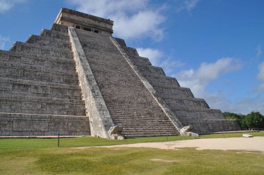 Kukulcan Tapınağı, Chichen Itza sit alanı, Meksika.