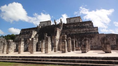 Chichen Itza Arkeolojik Alanındaki Savaşçılar Tapınağı, Meksika.